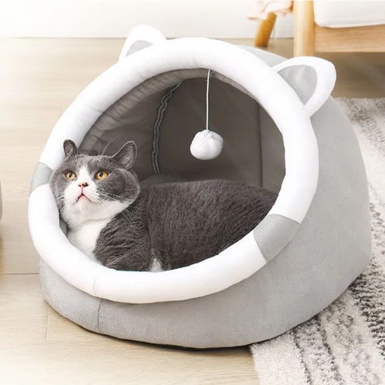 Coussin douillet avec chat gris et blanc
